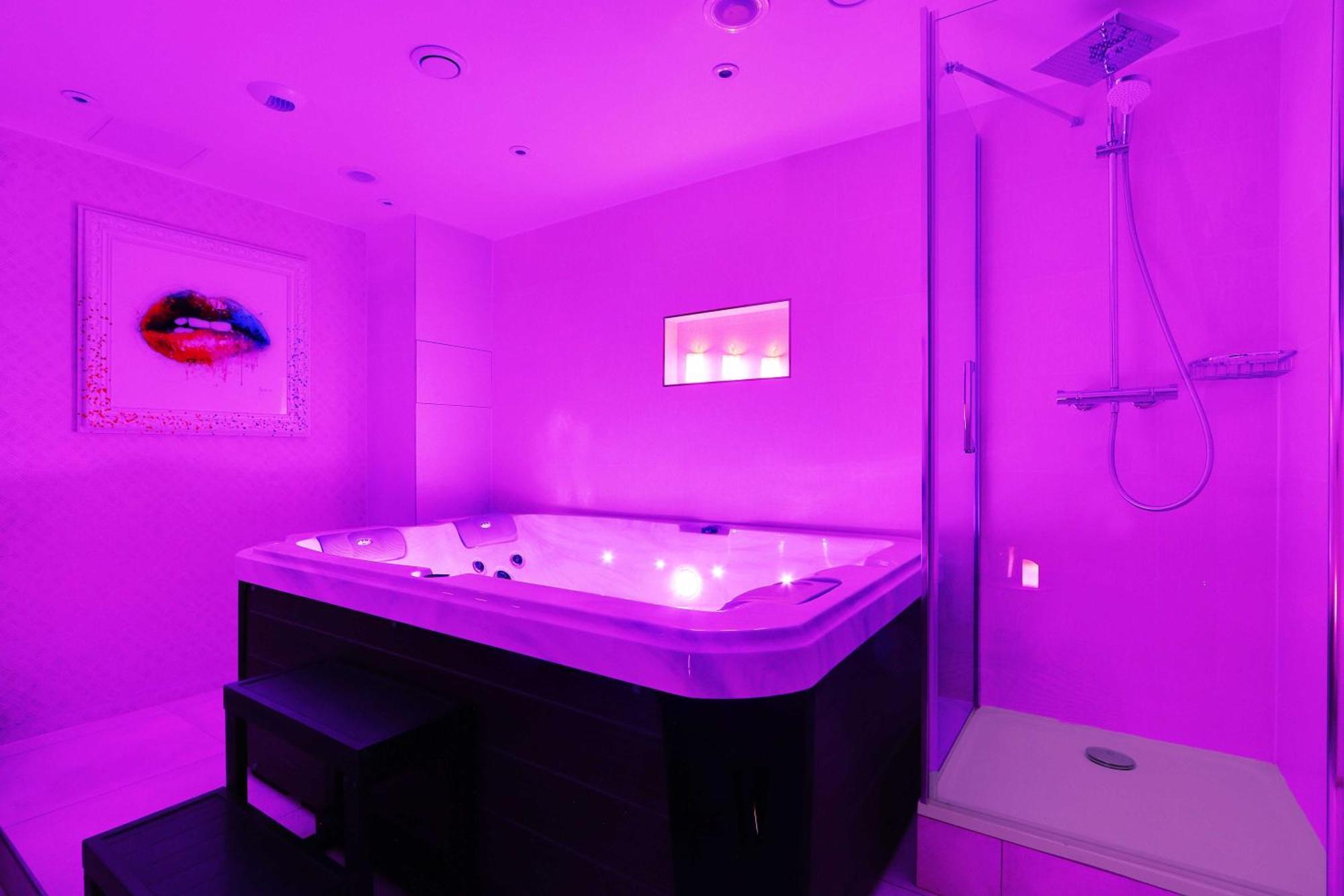 Intimate Apartment With Air Conditioner & Jacuzzi 2Br 6P Montmartre ปารีส ภายนอก รูปภาพ