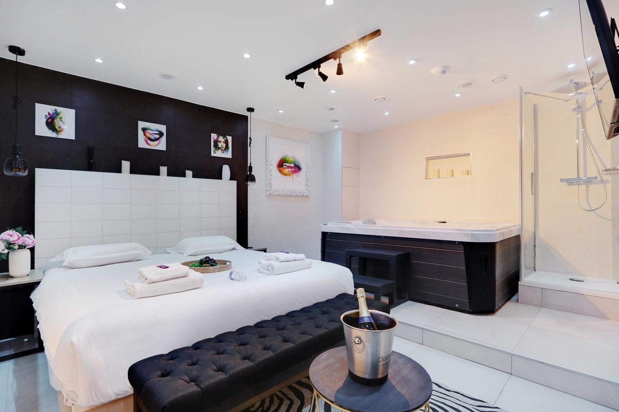 Intimate Apartment With Air Conditioner & Jacuzzi 2Br 6P Montmartre ปารีส ภายนอก รูปภาพ